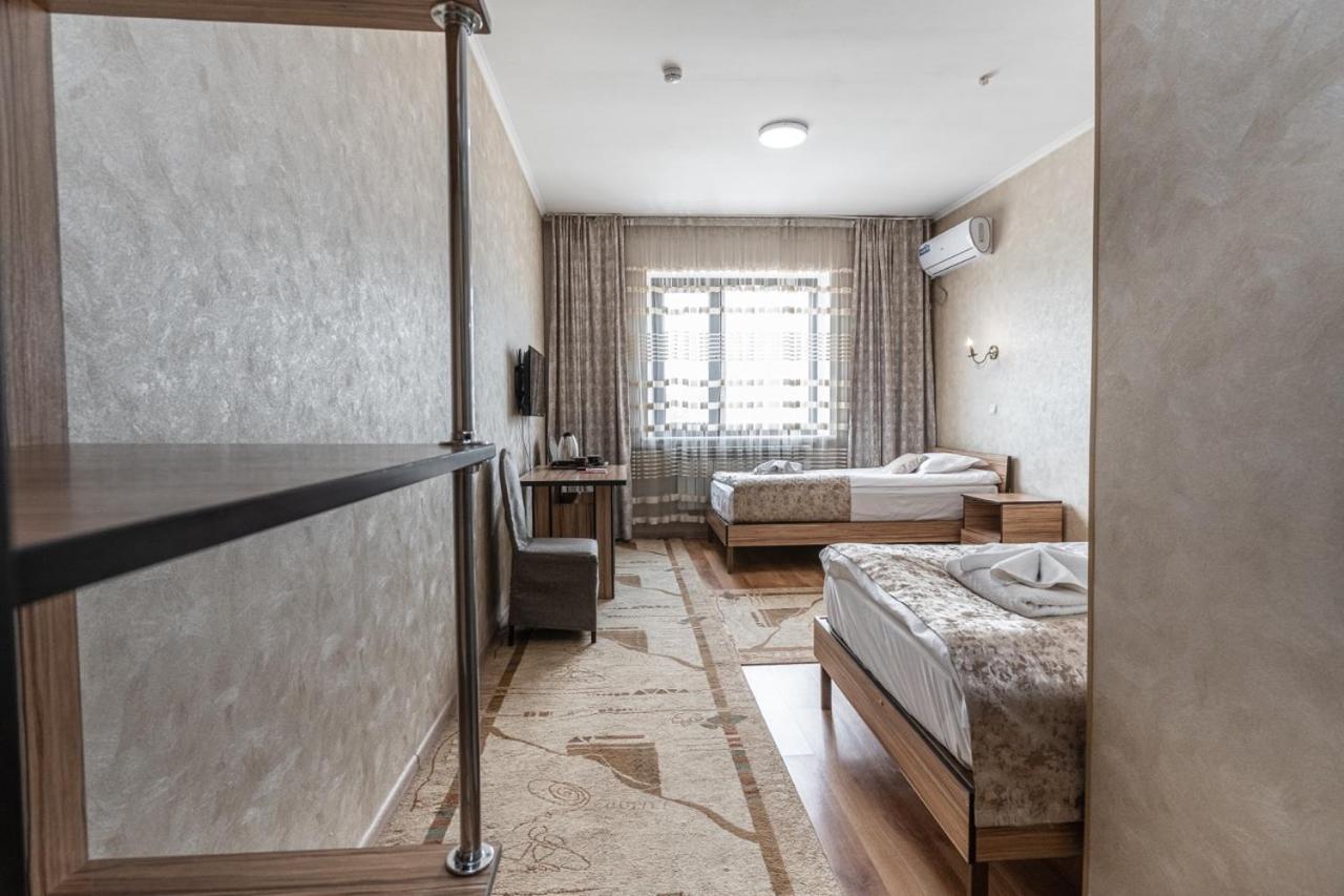 Madanur Hotel Karakol Extérieur photo